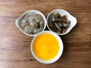 2、虾仁菌菇汤,明虾去头去壳去虾线，清洗干净，虾头不要丢掉，留起来有用，鸡蛋磕入碗里，打成蛋液待用。