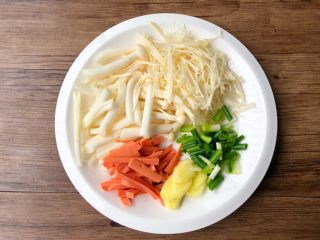 3、虾仁菌菇汤,海鲜菇和金针菇去掉根部，清洗干净切段待用，火腿肠切细条，生姜去皮洗净切片，葱洗净切段待用。