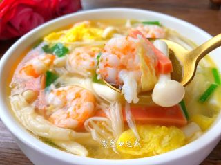 8、虾仁菌菇汤,美味的虾仁菌菇汤做好了，超级鲜美好喝，喜欢的宝宝赶紧收藏吧。
