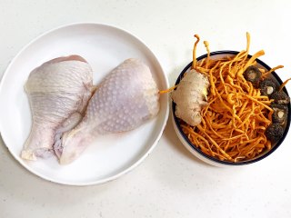 1、虫草花蒸鸡腿,备好需要的食材。