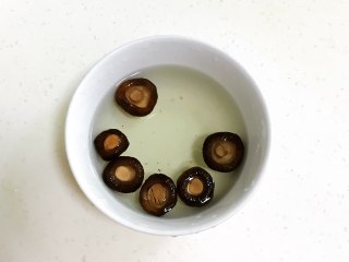 2、虫草花蒸鸡腿,香菇用温水泡发半小时。