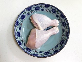 3、虫草花蒸鸡腿,鸡腿冲洗干净,用叉子或牙签在鸡腿上扎孔洞,抹上盐腌制备用。