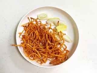 4、虫草花蒸鸡腿,虫草花冲洗干净,姜和葱切好。