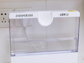 7、虫草花蒸鸡腿,往臻米蒸汽料理机的水箱中加入适量的纯净水,不要低于最低或高于最高水位线。