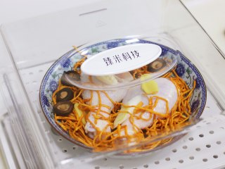 9、虫草花蒸鸡腿,待蒸锅出蒸汽,放入虫草花鸡腿蒸煮至结束。