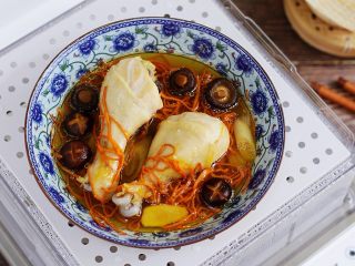 10、虫草花蒸鸡腿,出锅后撒少许葱花。