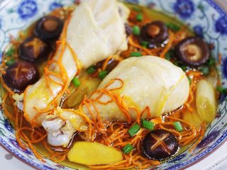 11、虫草花蒸鸡腿,原汁原味的虫草花蒸鸡腿,营养丰富,色泽诱人!