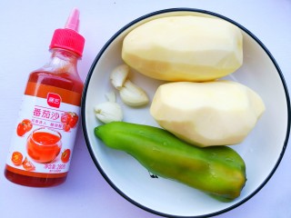 1、好吃到哭的茄汁土豆片,准备材料：土豆2个，番茄汁2大勺，大青椒一个，大蒜3粒。