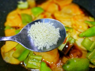 10、好吃到哭的茄汁土豆片,半勺鸡精。