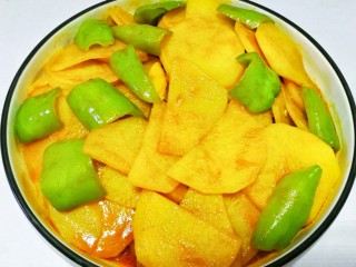 12、好吃到哭的茄汁土豆片,收汁装盘。