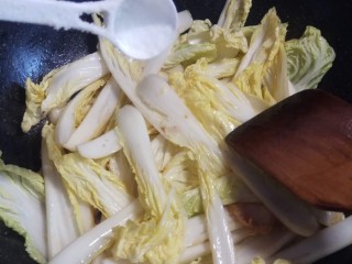 11、白菜（娃娃菜）豆腐汤,放入适量盐