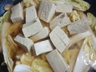 13、白菜（娃娃菜）豆腐汤,豆腐铺到娃娃菜上面