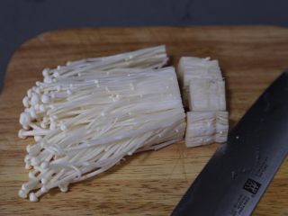 3、金针菇豆腐汤,金针菇切去根部不要