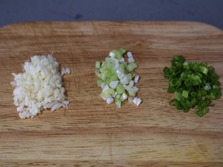 7、金针菇豆腐汤,蒜切碎末，葱白葱绿分开切碎末