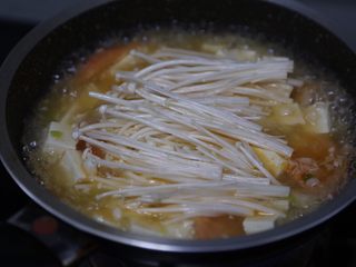 14、金针菇豆腐汤,再放入金针菇煮至软熟
