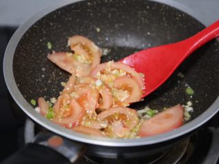 10、金针菇豆腐汤,翻炒至番茄软烂出汁