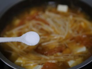 16、金针菇豆腐汤,再加入少许盐