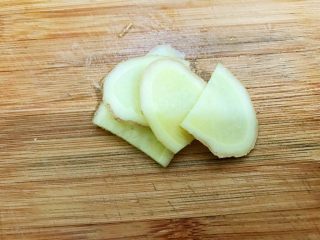 1、玉米山药薏仁猪骨汤,生姜切成片