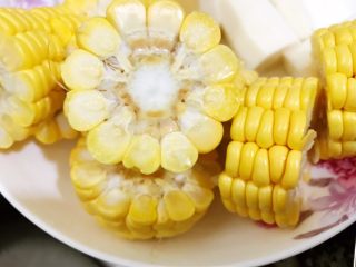 2、玉米山药薏仁猪骨汤,玉米切段