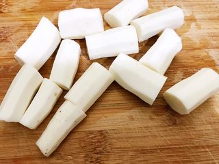 3、玉米山药薏仁猪骨汤,山药去皮切段