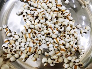 4、玉米山药薏仁猪骨汤,薏仁淘洗干净