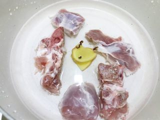 5、玉米山药薏仁猪骨汤,锅里加入猪骨，姜片，花椒，清水