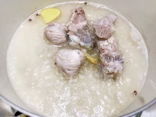 6、玉米山药薏仁猪骨汤,大火煮开后再煮一分钟，捞出冲洗干净