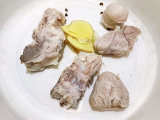 7、玉米山药薏仁猪骨汤,锅里加入重新干净的猪骨，姜片，花椒粒