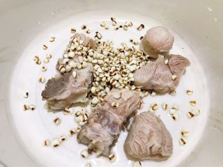 8、玉米山药薏仁猪骨汤,加入薏仁