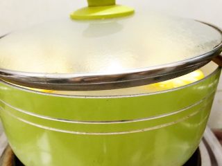 11、玉米山药薏仁猪骨汤,再继续小火慢慢煲25分钟