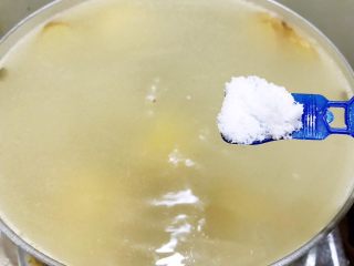 12、玉米山药薏仁猪骨汤,出锅前按照自家口味加入适量盐调味即可