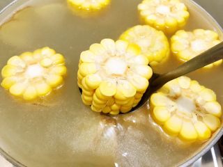 9、玉米山药薏仁猪骨汤,加入玉米段