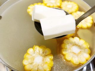 10、玉米山药薏仁猪骨汤,加入山药段