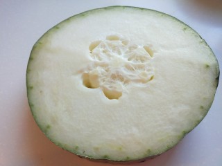 2、东瓜汆丸子,冬瓜一块哈哈哈现在超市冬瓜都切成块买了，很好一块一顿的。