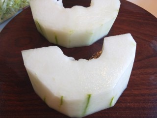 3、东瓜汆丸子,去皮切开洗干净。