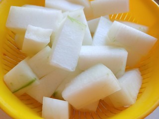 4、东瓜汆丸子,在切成小块。