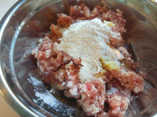 5、东瓜汆丸子,猪肉馅加料酒，葱姜末，淀粉，面粉。美极鲜酱油，一个蛋青。