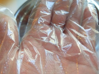 6、东瓜汆丸子,带上一次性手套。