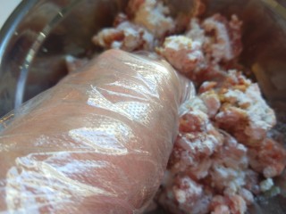 7、东瓜汆丸子,抓均匀。