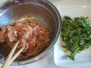 8、东瓜汆丸子,在搅拌上劲，香菜洗干净切成段备用。