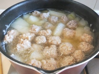 11、东瓜汆丸子,煮到丸子飘起来。