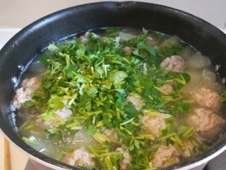12、东瓜汆丸子,在开锅煮两分钟即可，加入香菜，香油，白胡椒，盐。