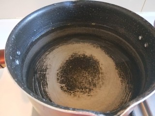 9、东瓜汆丸子,加半锅水烧开。