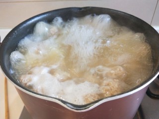 10、东瓜汆丸子,倒入冬瓜煮八成熟挤丸子。