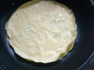 2、鲜美巴沙鱼汤,平底锅做蛋皮。