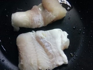 3、鲜美巴沙鱼汤,平底锅抹油，放入擦干水份的巴沙鱼，小火烙。