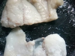 4、鲜美巴沙鱼汤,加海盐。