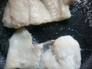 5、鲜美巴沙鱼汤,两面烙香。