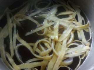 6、鲜美巴沙鱼汤,蛋皮切丝，放入汤锅中。