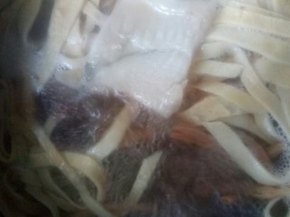 7、鲜美巴沙鱼汤,放入巴沙鱼，中小火炖汤。